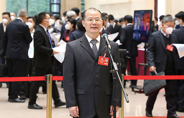 省政協(xié)委員、致公黨廣東省委會(huì)專(zhuān)職副主委黃小彪:高標(biāo)準(zhǔn)建設(shè)華僑經(jīng)濟(jì)文化合作試驗(yàn)區(qū)