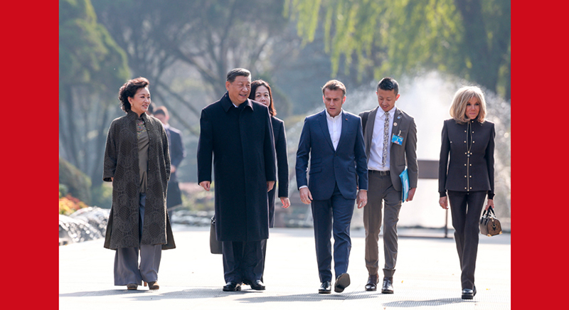 習近平同法國總統馬克龍在成都進行友好交流